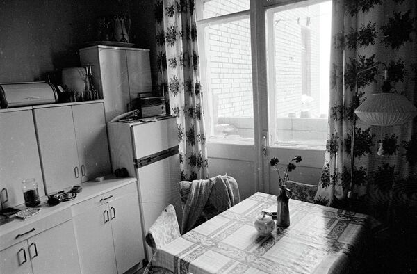 Чкалова (Земляной вал), 48-Б, кв.68, сахаровская кухня. Москва, 1987. Чкалова (Земляной вал), 48-Б, кв.68, сахаровская кухня. Москва, 1987.