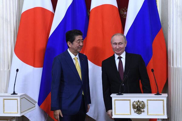 Президент РФ Владимир Путин и премьер-министр Японии Синдзо Абэ (слева) на пресс-конференции по итогам встречи в Москве. 22 января 2019 Президент РФ Владимир Путин и премьер-министр Японии Синдзо Абэ (слева) на пресс-конференции по итогам встречи в Москве. 22 января 2019