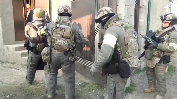 Сотрудники ФСБ РФ во время задержания члена преступной группы, причастной к терактом в московском метро Сотрудники ФСБ РФ во время задержания члена преступной группы, причастной к терактом в московском метро