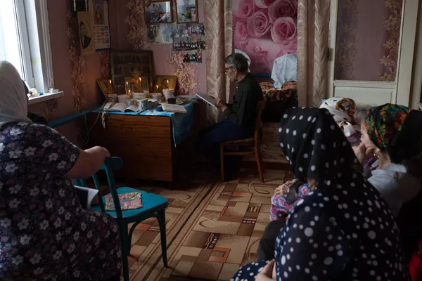Михаил Меньков проводит молебен по успопшим у себя дома