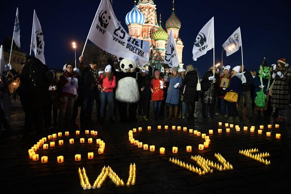 Участники экологической акции Час Земли на Красной площади в Москве. 30 марта 2019 Участники экологической акции Час Земли на Красной площади в Москве. 30 марта 2019