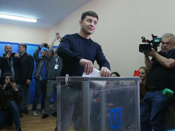 Кандидат в президенты Украины, актер Владимир Зеленский во время голосования на президентских выборах на одном из избирательных участков Киева. 31 марта 2019 Кандидат в президенты Украины, актер Владимир Зеленский во время голосования на президентских выборах на одном из избирательных участков Киева. 31 марта 2019
