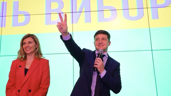 Кандидат в президенты Украины, актер Владимир Зеленский с супругой Еленой в своем избирательном штабе в Киеве. 31 марта 2019