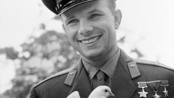 Лётчик-космонавт Юрий Гагарин держит голубя, подаренного ему болгарскими пионерами