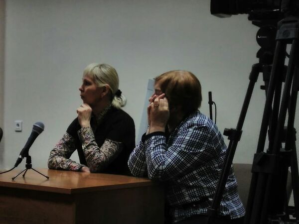 Мать и бывшая жена погибшего в зале суда Мать и бывшая жена погибшего в зале суда