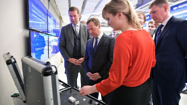 Председатель правительства РФ Дмитрий Медведев во время посещения компании Promobot в Перми. 2 апреля 2019
