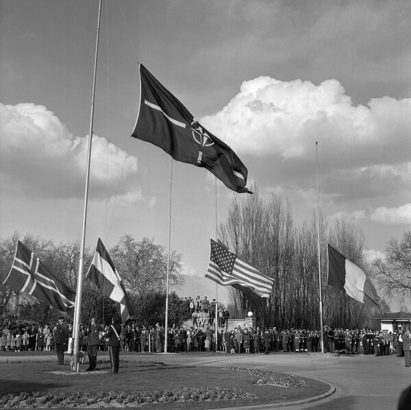 Флаги стран — участниц НАТО в пригороде Парижа Рокенкуре, 1967 год Флаги стран — участниц НАТО в пригороде Парижа Рокенкуре, 1967 год