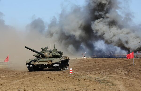 Танк Т-72 на дистанции Танкового биатлона на полигоне Прудбой в Волгоградской области Танк Т-72 на дистанции Танкового биатлона на полигоне Прудбой в Волгоградской области