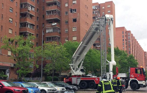 Сотрудники спасательной службы на месте взрыва бытового газа в 13-этажном доме в Мадриде. 5 апреля 2019 Сотрудники спасательной службы на месте взрыва бытового газа в 13-этажном доме в Мадриде. 5 апреля 2019