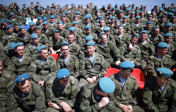 Военнослужащие во время открытия международного конкурса полевой выучки среди воинских подразделений ВДВ Десантный взвод Военнослужащие во время открытия международного конкурса полевой выучки среди воинских подразделений ВДВ Десантный взвод