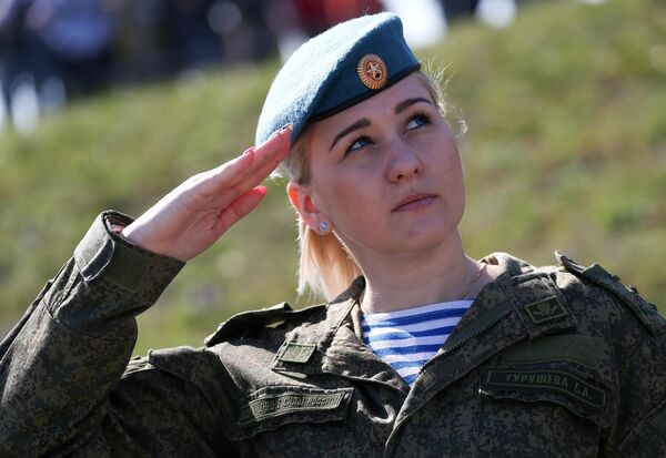Служащая Вооруженных сил России во время открытия международного конкурса полевой выучки среди воинских подразделений ВДВ Десантный взвод Служащая Вооруженных сил России во время открытия международного конкурса полевой выучки среди воинских подразделений ВДВ Десантный взвод