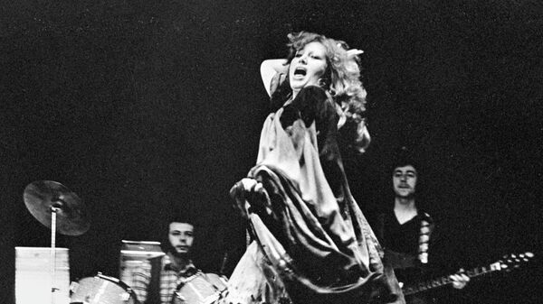 Популярная певица Алла Пугачева Популярная певица Алла Пугачева