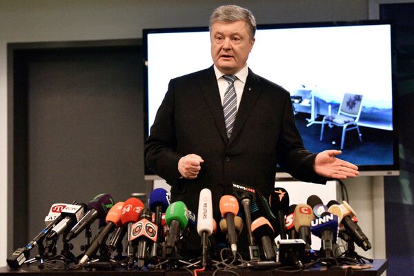 Кандидат в президенты Украины Петр Порошенко общается с журналистами после сдачи анализа на алкоголь и наркотики в медпункте стадиона Олимпийский Кандидат в президенты Украины Петр Порошенко общается с журналистами после сдачи анализа на алкоголь и наркотики в медпункте стадиона Олимпийский