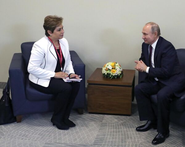 Президент РФ Владимир Путин и исполнительный секретарь конвенции ООН по изменению климата Патрисия Эспиноса во время встречи на полях V Международного арктического форума Арктика – территория диалога Президент РФ Владимир Путин и исполнительный секретарь конвенции ООН по изменению климата Патрисия Эспиноса во время встречи на полях V Международного арктического форума Арктика – территория диалога