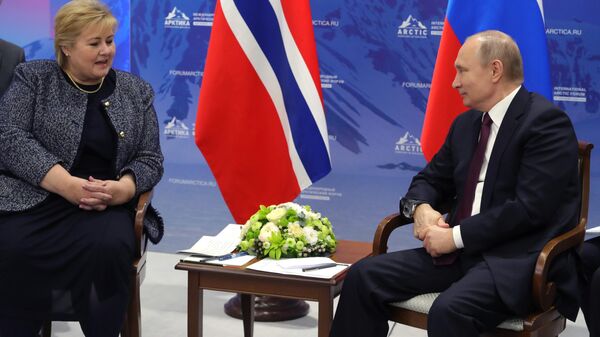 Президент РФ Владимир Путин и премьер-министр Королевства Норвегия Эрна Сульберг во время встречи на полях V Международного арктического форума Арктика – территория диалога. 9 апреля 2019 Президент РФ Владимир Путин и премьер-министр Королевства Норвегия Эрна Сульберг во время встречи на полях V Международного арктического форума Арктика – территория диалога. 9 апреля 2019