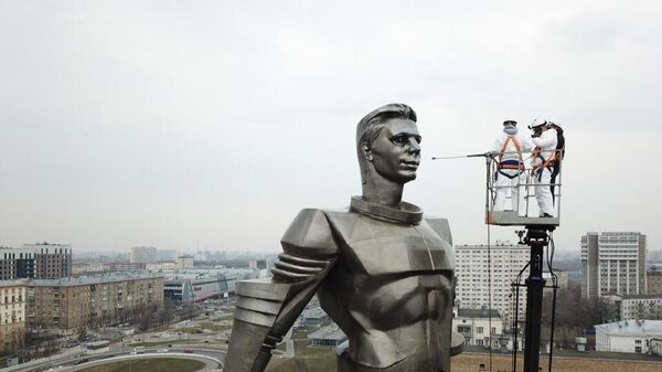 Профилактическая чистка памятника Юрию Гагарину в Москве Профилактическая чистка памятника Юрию Гагарину в Москве