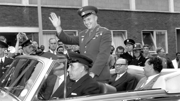 Юрий Гагарин советский космонавт и первый человек в космосе, едет по Лондону в открытом автомобиле