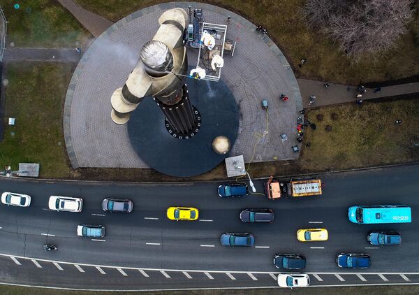 Работники коммунальных служб моют памятник космонавту Юрию Гагарину на Ленинском проспекте в Москве Работники коммунальных служб моют памятник космонавту Юрию Гагарину на Ленинском проспекте в Москве