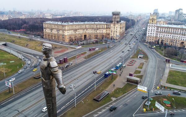 Памятник космонавту Юрию Гагарину на Ленинском проспекте в Москве Памятник космонавту Юрию Гагарину на Ленинском проспекте в Москве