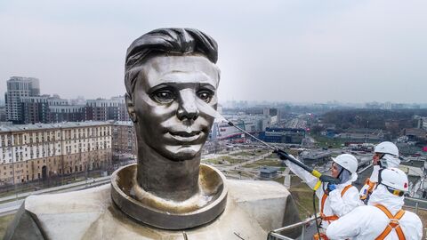 Мойка памятников в Москве после зимнего сезона Мойка памятников в Москве после зимнего сезона