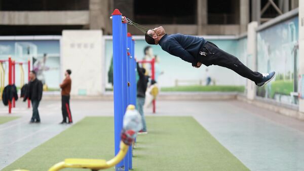 Упражнения для шеи в спортивном комплексе Китая Упражнения для шеи в спортивном комплексе Китая