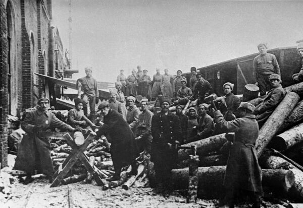 Субботник на Казанском вокзале в Москве. 1919 год Субботник на Казанском вокзале в Москве. 1919 год