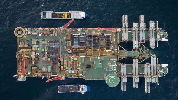 Судно-трубоукладчик Pioneering Spirit в Балтийском море Судно-трубоукладчик Pioneering Spirit в Балтийском море