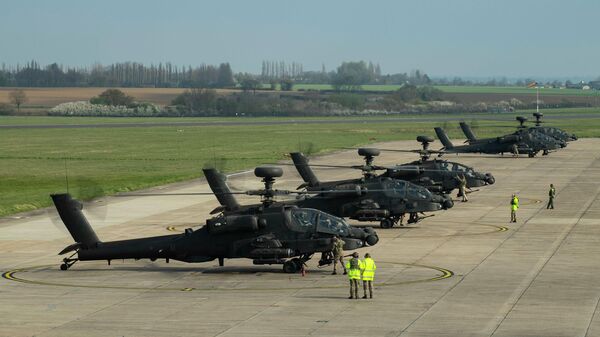 Ударные вертолеты Королевских ВВС Великобритании Apache готовятся к отправке в Эстонию на аэродроме Ваттисхэм Ударные вертолеты Королевских ВВС Великобритании Apache готовятся к отправке в Эстонию на аэродроме Ваттисхэм