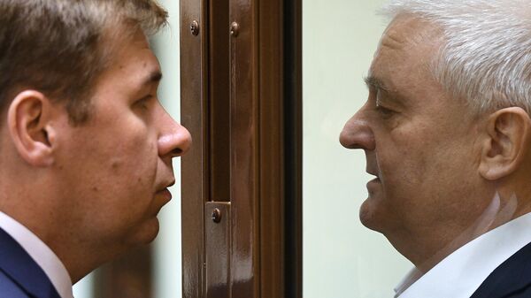 Гражданин Норвегии Фруде Берг, обвиняемый в шпионаже, и адвокат Илья Новиков во время оглашения приговора в Мосгосуде. 16 апреля 2019