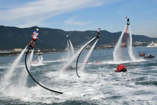 Участники во время фестиваля водного экстрима Flyboard Weekend в Геленджике Участники во время фестиваля водного экстрима Flyboard Weekend в Геленджике