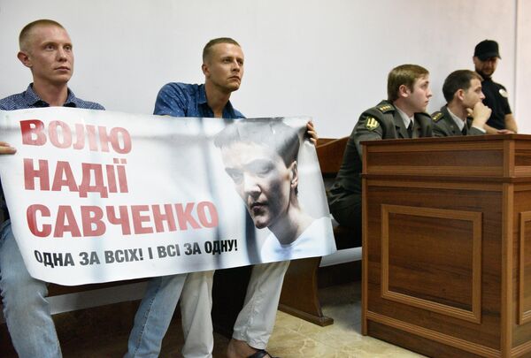 Сторонники депутата Верховной рады Украины Надежды Савченко на заседании Шевченковского районного суда в Киеве. Архивное фото