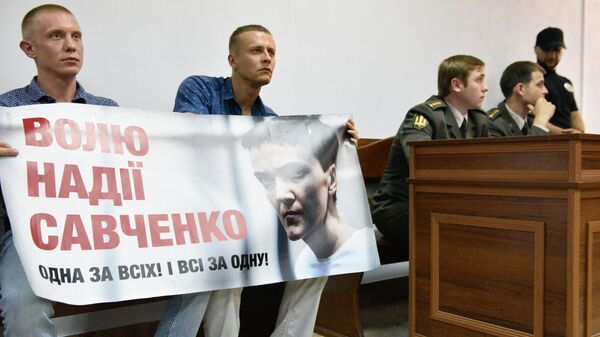 Сторонники депутата Верховной рады Украины Надежды Савченко на заседании Шевченковского районного суда в Киеве. Архивное фото Сторонники депутата Верховной рады Украины Надежды Савченко на заседании Шевченковского районного суда в Киеве. Архивное фото