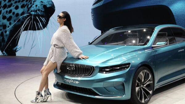 Модель возле автомобиля Geely на автосалоне в Шанхае Модель возле автомобиля Geely на автосалоне в Шанхае