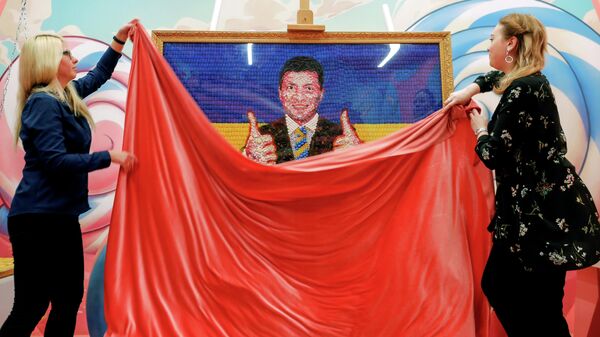 Портрет кандидата в президенты Украины Владимира Зеленского из конфет Портрет кандидата в президенты Украины Владимира Зеленского из конфет