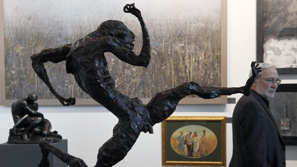 Посетитель международной ярмарки Russian Antique & Art Fair в ЦВЗ Манеж Посетитель международной ярмарки Russian Antique & Art Fair в ЦВЗ Манеж