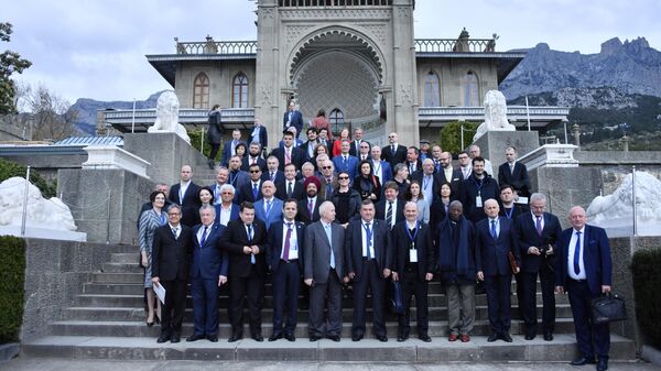 Участники Ялтинского международного экономического форума фотографируются у Воронцовского дворца. 19 апреля 2019 Участники Ялтинского международного экономического форума фотографируются у Воронцовского дворца. 19 апреля 2019