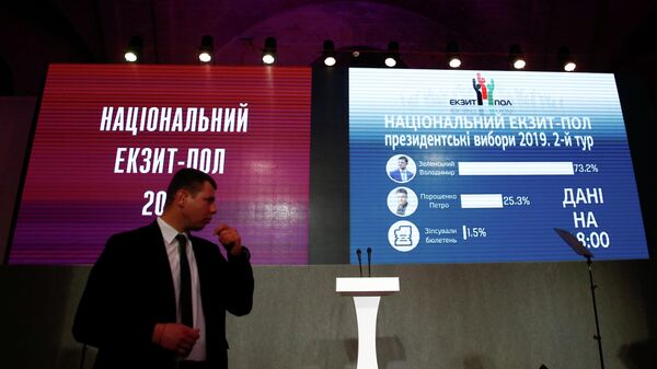 Данные Национального exit poll на экранах в штабе кандидата в президенты Петра Порошенко в Киеве Данные Национального exit poll на экранах в штабе кандидата в президенты Петра Порошенко в Киеве