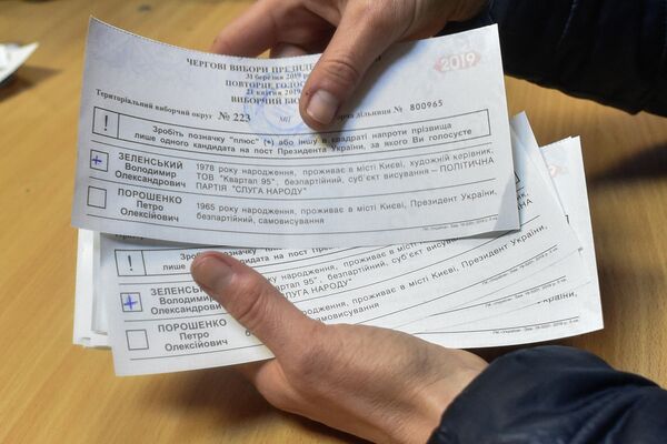 Член участковой избирательной комиссии во время подсчета голосов второго тура выборов президента Украины на избирательном участке в Киеве Член участковой избирательной комиссии во время подсчета голосов второго тура выборов президента Украины на избирательном участке в Киеве