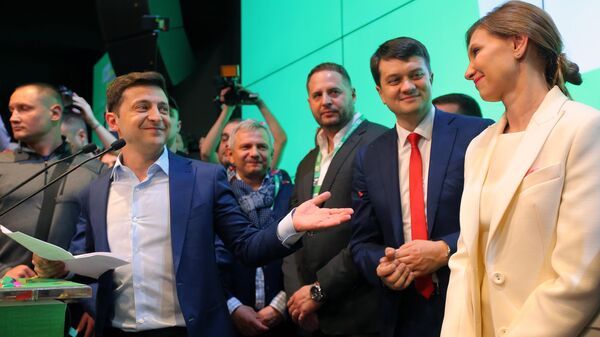 Владимир Зеленский во время объявления первых итогов голосования второго тура выборов президента Украины Владимир Зеленский во время объявления первых итогов голосования второго тура выборов президента Украины