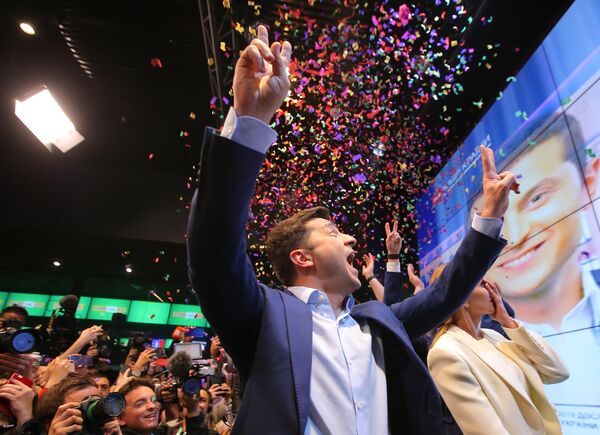 Кандидат в президенты от партии Слуга народа Владимир Зеленский во время объявления первых итогов голосования второго тура выборов президента Украины Кандидат в президенты от партии Слуга народа Владимир Зеленский во время объявления первых итогов голосования второго тура выборов президента Украины