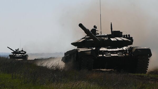 Танки Т-90 во время учений 20 отдельной мотострелковой бригады 8 общевойсковой армии в Волгоградской области Танки Т-90 во время учений 20 отдельной мотострелковой бригады 8 общевойсковой армии в Волгоградской области