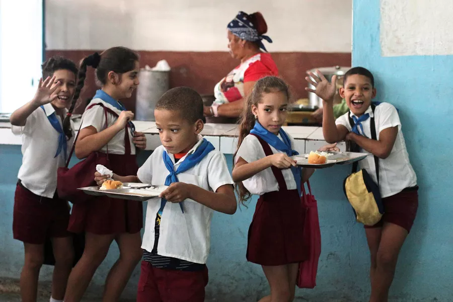 Дети в школьной столовой в районе Старая Гавана