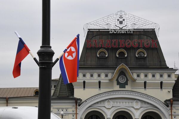 Флаги России и КНДР на железнодорожном вокзале Владивостока, куда прибудет поезд председателя КНДР Ким Чен Ына Флаги России и КНДР на железнодорожном вокзале Владивостока, куда прибудет поезд председателя КНДР Ким Чен Ына