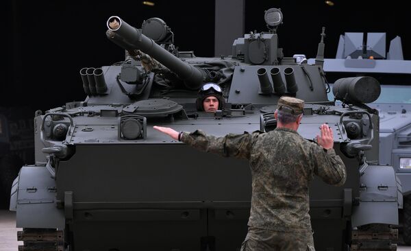 Боевая машина пехоты БМП-3, которую доставили в Москву с полигона Алабино для участия в параде Победы на Красной площади 9 мая Боевая машина пехоты БМП-3, которую доставили в Москву с полигона Алабино для участия в параде Победы на Красной площади 9 мая