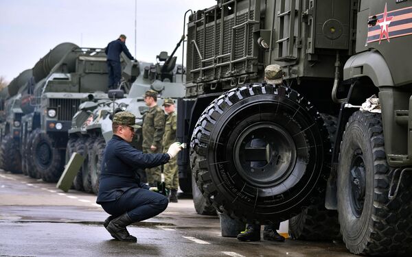 Военнослужащие готовят технику, доставленную в Москву с полигона Алабино, к параду Победы на Красной площади 9 мая Военнослужащие готовят технику, доставленную в Москву с полигона Алабино, к параду Победы на Красной площади 9 мая