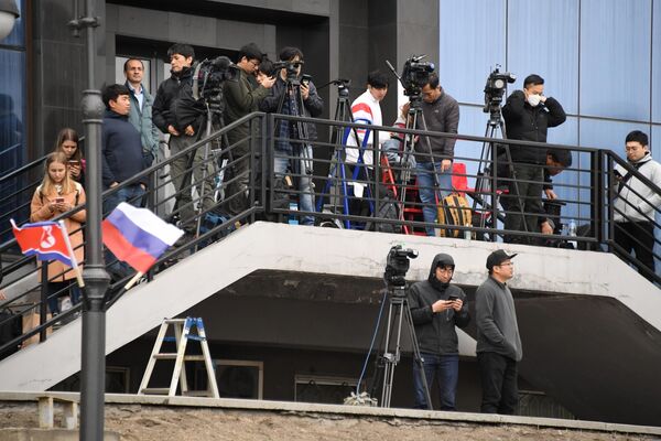 Журналисты на железнодорожном вокзале Владивостока, куда прибудет поезд председателя КНДР Ким Чен Ына Журналисты на железнодорожном вокзале Владивостока, куда прибудет поезд председателя КНДР Ким Чен Ына