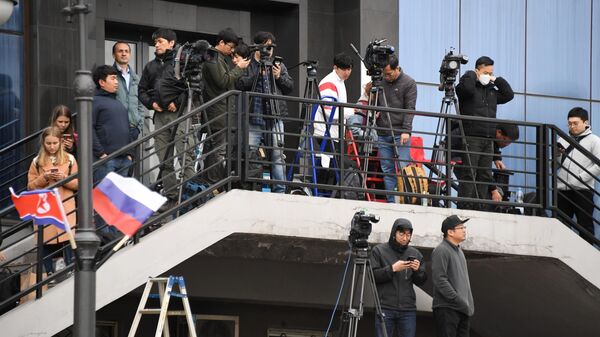 Журналисты на железнодорожном вокзале Владивостока, куда прибудет поезд председателя КНДР Ким Чен Ына Журналисты на железнодорожном вокзале Владивостока, куда прибудет поезд председателя КНДР Ким Чен Ына