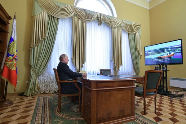Президент РФ Владимир Путин участвует в режиме видеоконференцсвязи в церемонии официальной продукции завода по производству сжиженного природного газа Криогаз-Высоцк Президент РФ Владимир Путин участвует в режиме видеоконференцсвязи в церемонии официальной продукции завода по производству сжиженного природного газа Криогаз-Высоцк