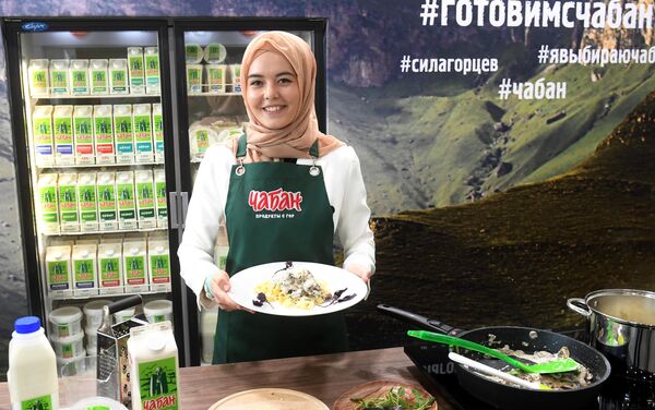 Участница международной выставки Russia Halal Expo-2019 в Казани, которая проходит в рамках XI международного экономического саммита Россия — Исламский мир: KazanSummit. 24 апреля 2019 Участница международной выставки Russia Halal Expo-2019 в Казани, которая проходит в рамках XI международного экономического саммита Россия — Исламский мир: KazanSummit. 24 апреля 2019