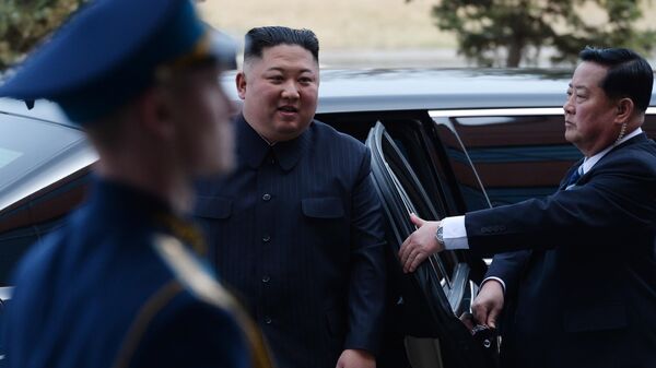Председатель Госсовета КНДР Ким Чен Ын перед началом встречи с президентом РФ Владимиром Путиным. 25 апреля 2019 Председатель Госсовета КНДР Ким Чен Ын перед началом встречи с президентом РФ Владимиром Путиным. 25 апреля 2019